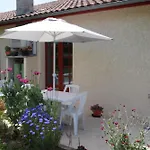 בית נופש Maison Familiale Avec Jardin A Lahosse, 110 M²